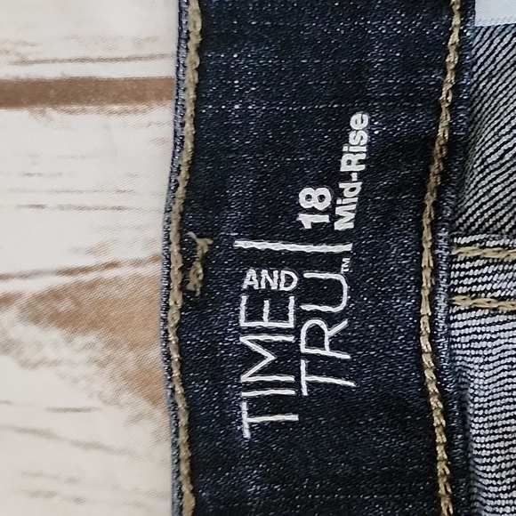 Time and Tru Mid-Rise darker wash cuffed jean shorts - Picture 8 of 9